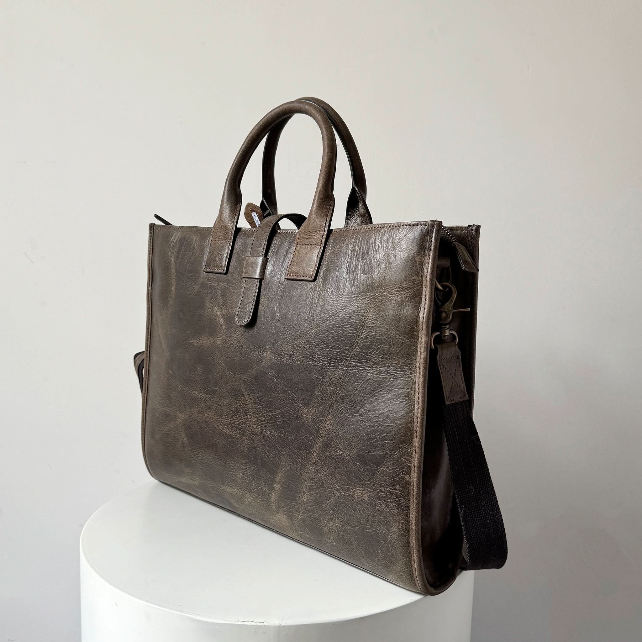 Leather briefcases,
Leather handbags,
Full grain leather briefcases, adjustable shoulder strap, leather shoulder bag