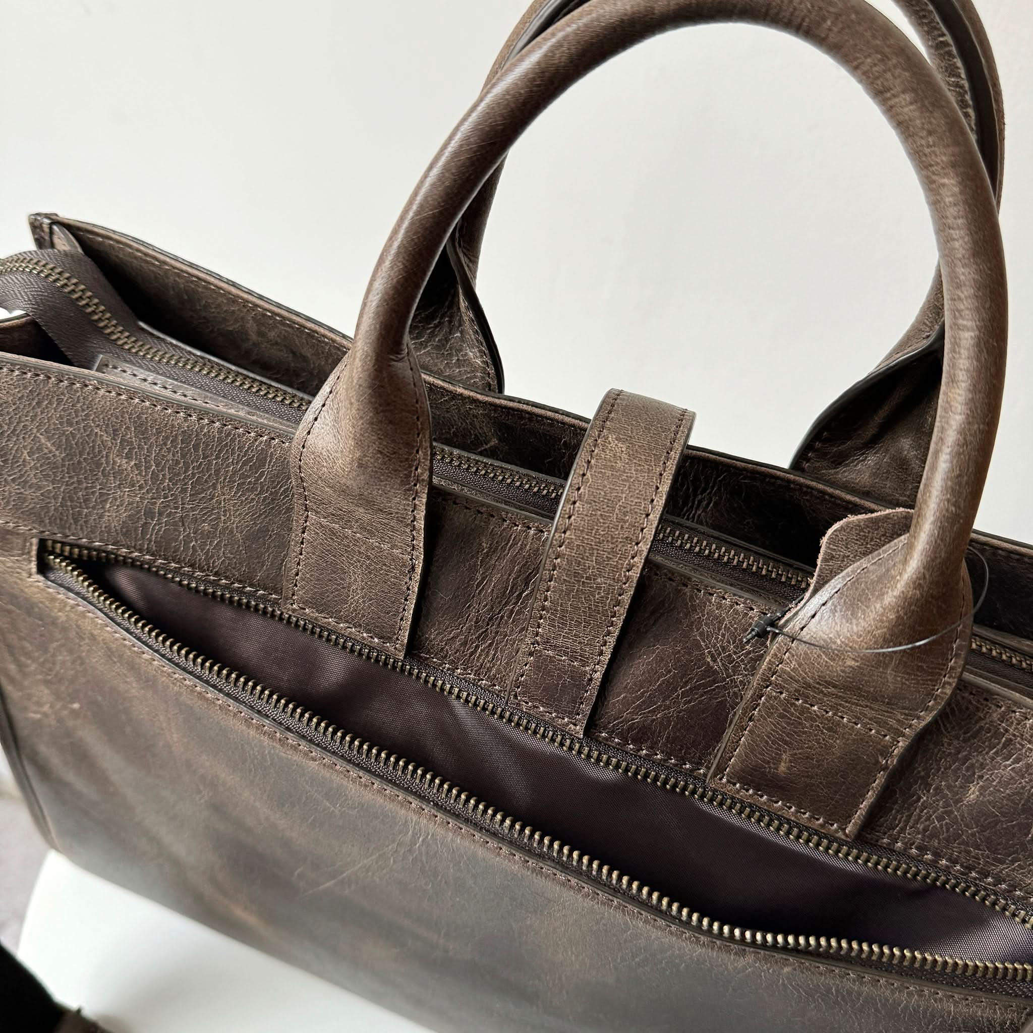 Leather briefcases,
Leather handbags,
adjustable shoulder strap, leather shoulder bag